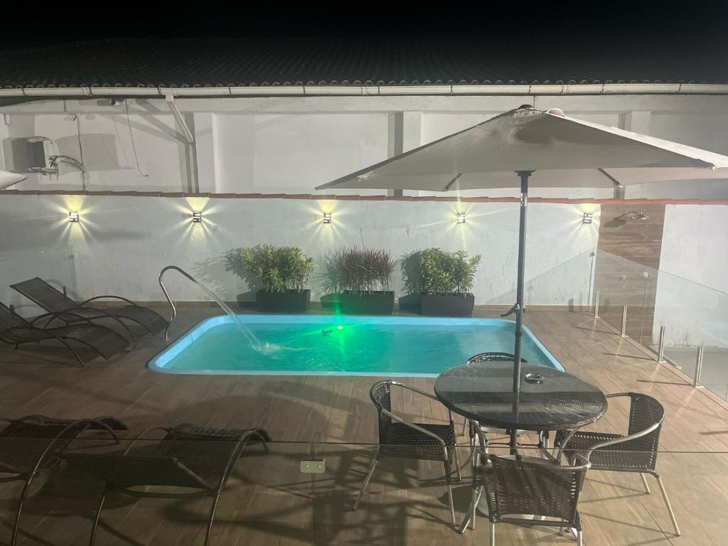Piscina da Pousada Recanto Praiano à noite