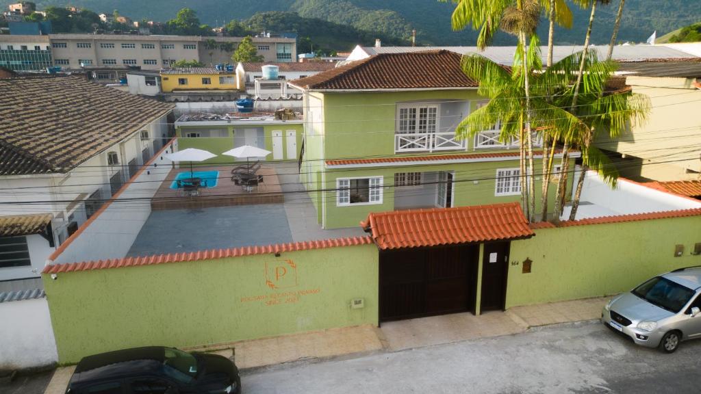 Fachada da pousada durante o dia